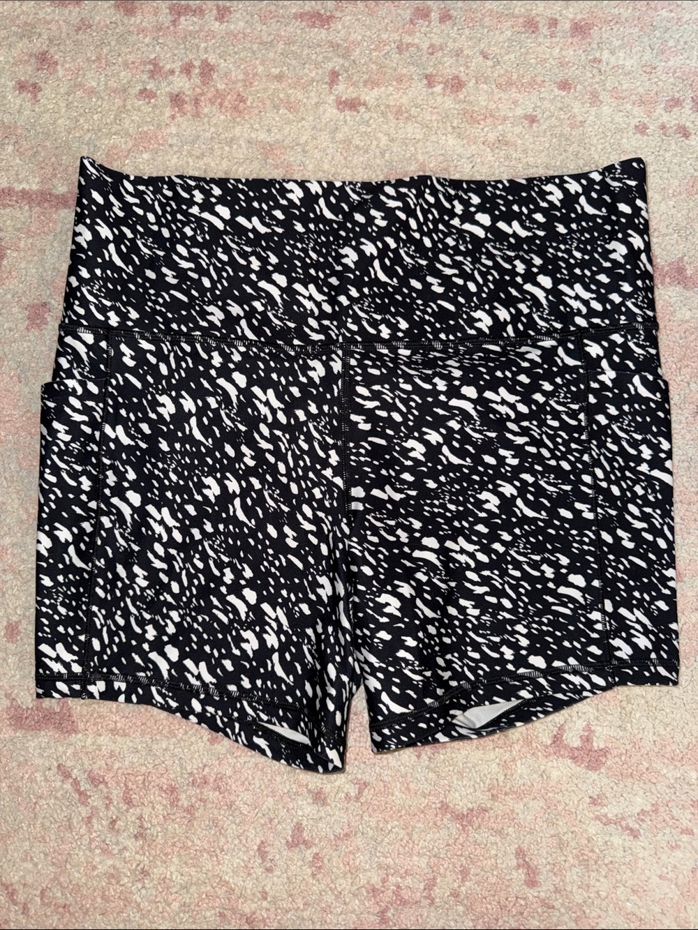 Athleta Salutation Stash High Rise 5” Shorts - XL
